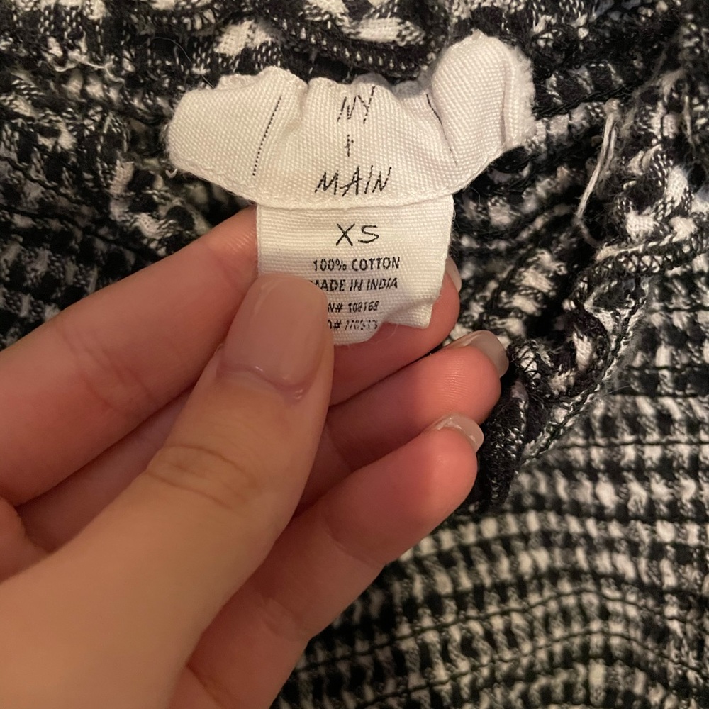Black and white Tilly’s crop top (ivy + main)